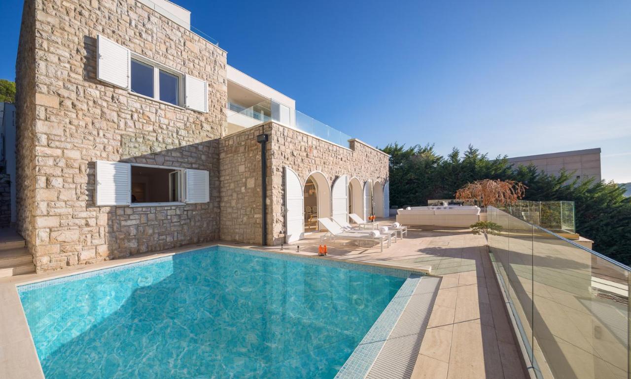 Luxury Seafront Villa Primosten Glamour With Private Pool, Sauna And Gym At The Beach In プリモシュテン エクステリア 写真
